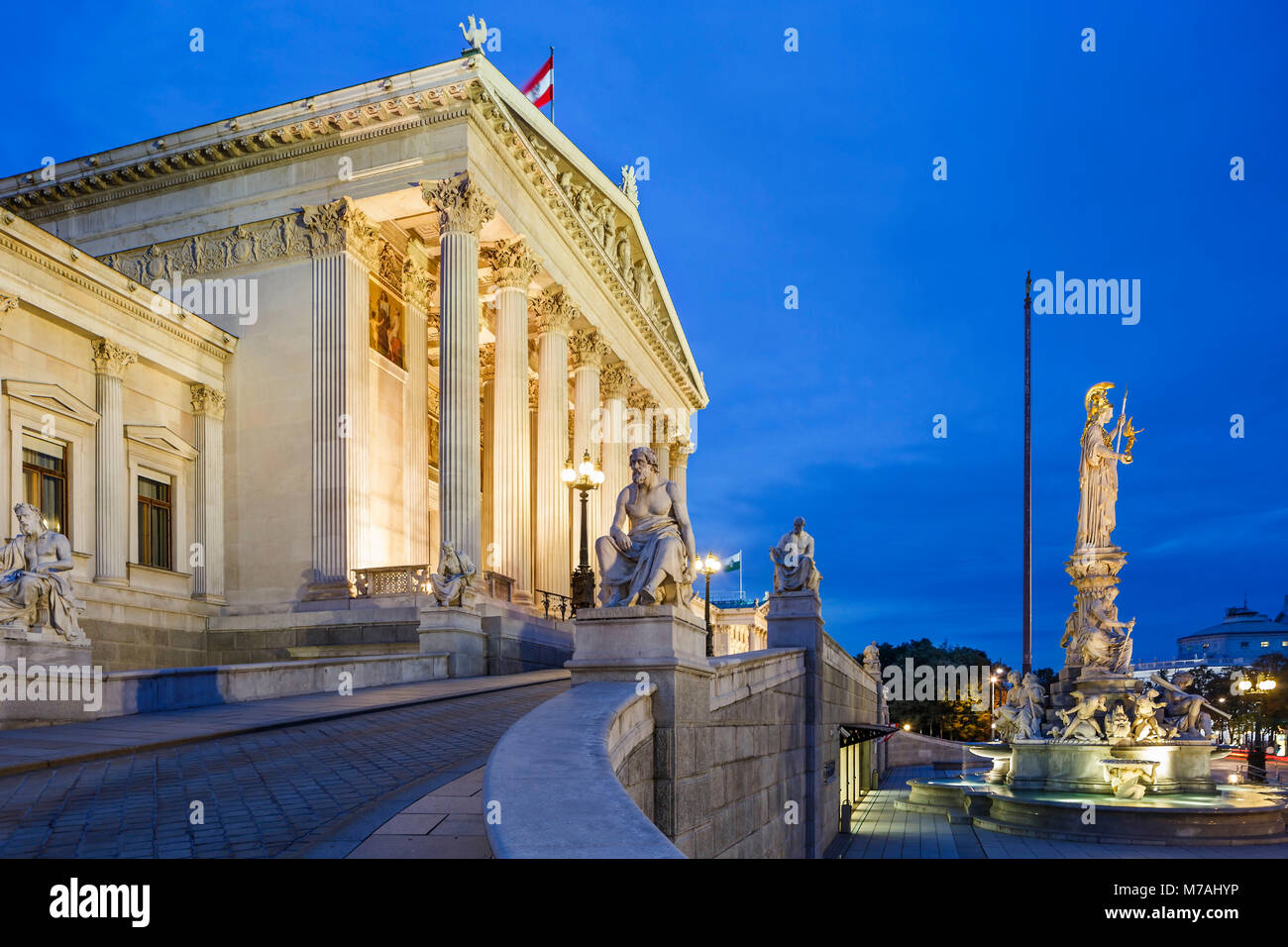 Blaue Stunde im österreichischen Parlament Gebäude mit Pallas Athene Brunnen in Wien Stockfoto