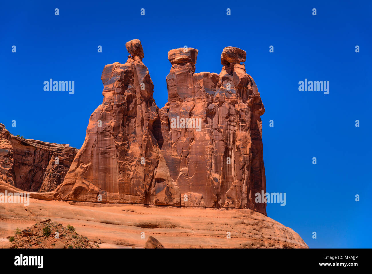 Die USA, Utah, Grand County, Moab, Arches National Park, Courthouse von Turm, drei Klatschbasen Stockfoto