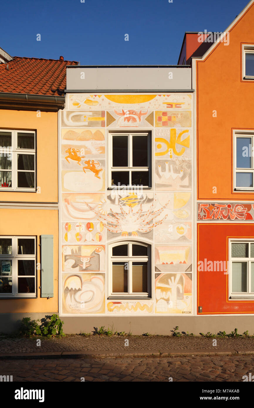 Historische hell gestrichenen Haus in der Altstadt, Stralsund,  Mecklenburg-Vorpommern, Deutschland, Europa Stockfotografie - Alamy