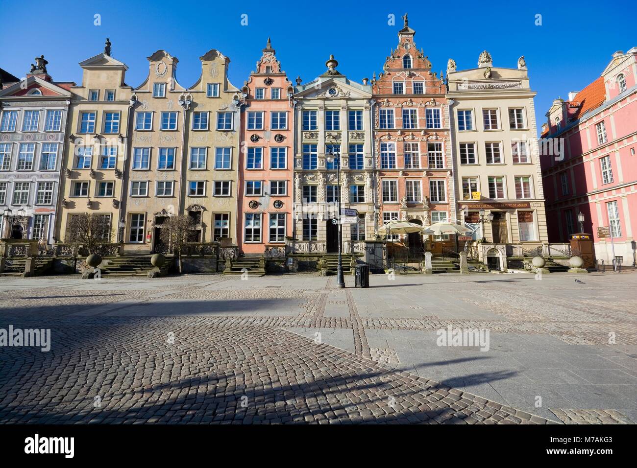 Danzig, Polen - 20. APRIL 2017: Bürgerhäuser mit Eingang Terrassen und reich verzierten Fassaden auf dem Langen Markt in der Altstadt von Danzig, Pola Stockfoto