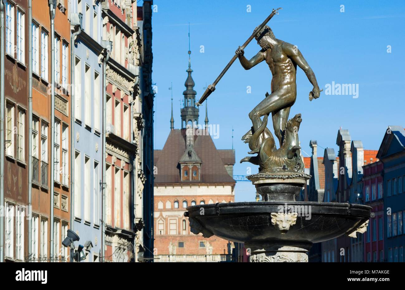 Neptunbrunnen - Symbol von Danzig, an Langen Markt entfernt, verschwommenes Käfigturm und Bürgerhäuser im Hintergrund, Polen Stockfoto