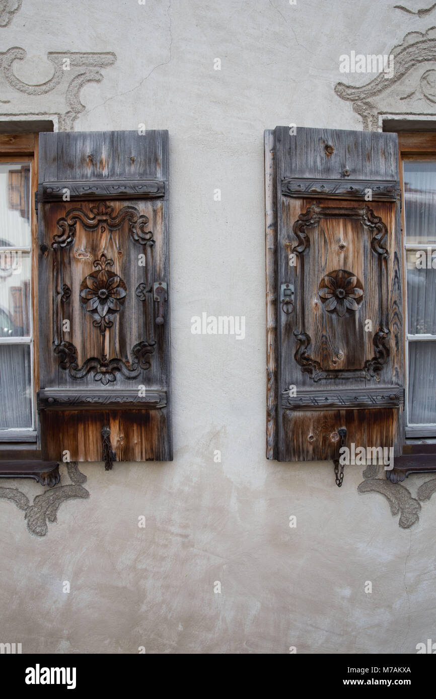 Alte Fensterläden in Oberbayern, Garmisch-Partenkirchen, Werdenfelser Land,  Bayern, Deutschland Stockfotografie - Alamy