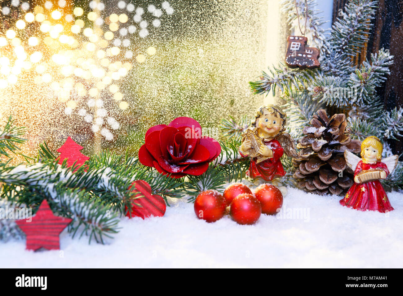 Weihnachtliche Dekoration Am Fenster Stockfotos