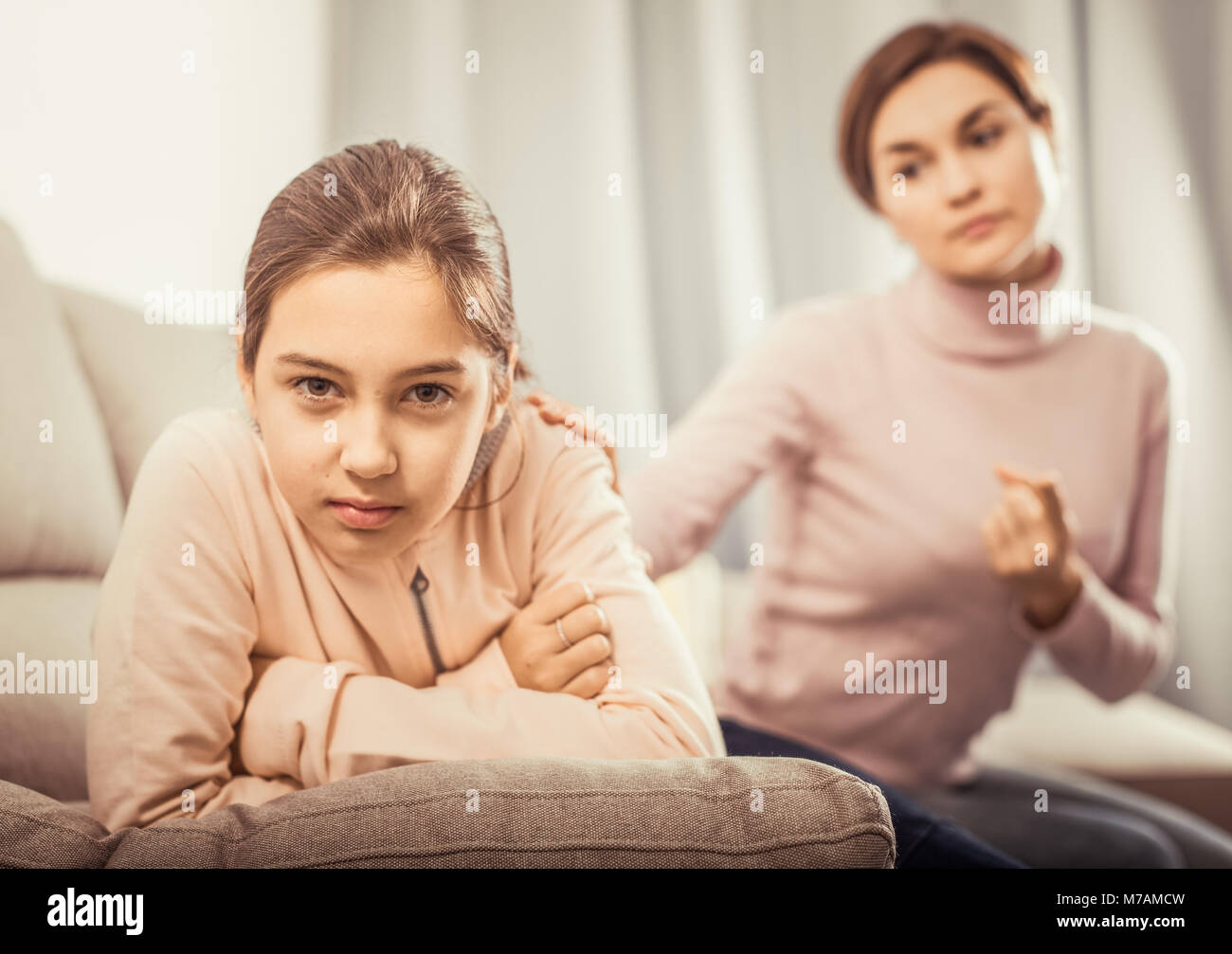 Mutter Schelte seiner Tochter im Teenageralter für etwas Falsches und schlechtes Verhalten Stockfoto