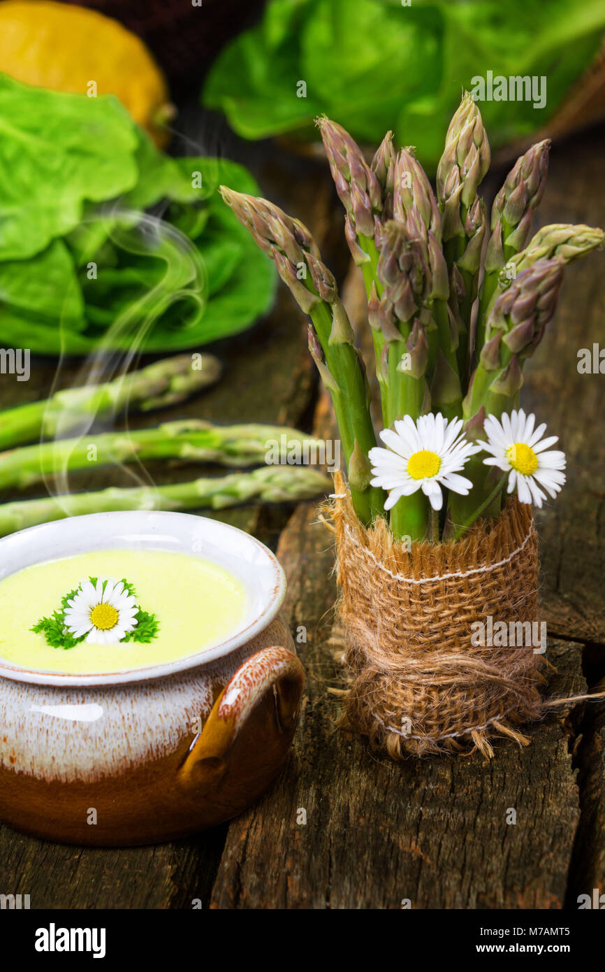 Spargel Suppe und grünem Spargel Stockfoto