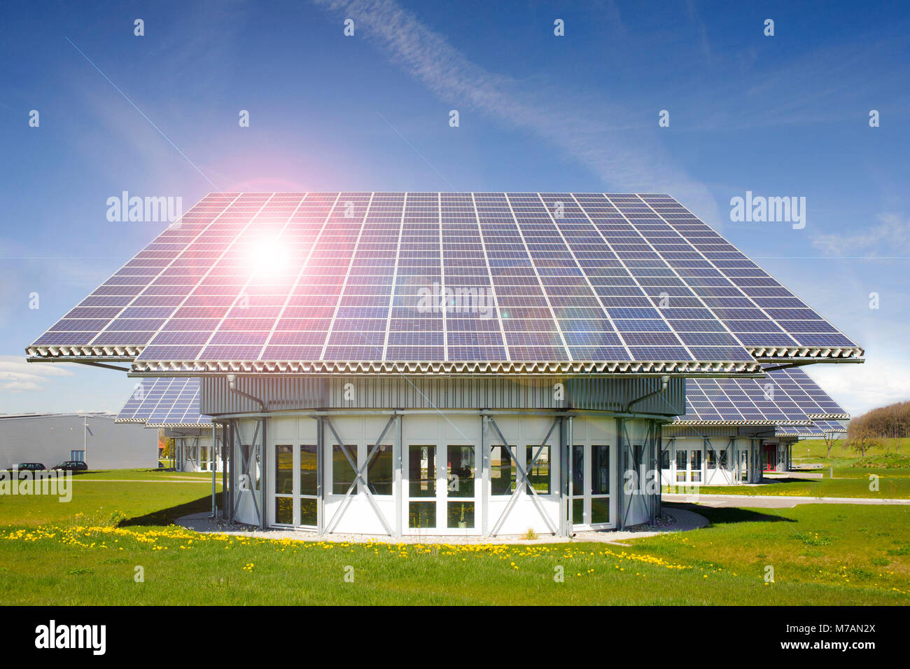 Solardach für alternative Stromerzeugung mit Sonnenstrahlen Stockfoto