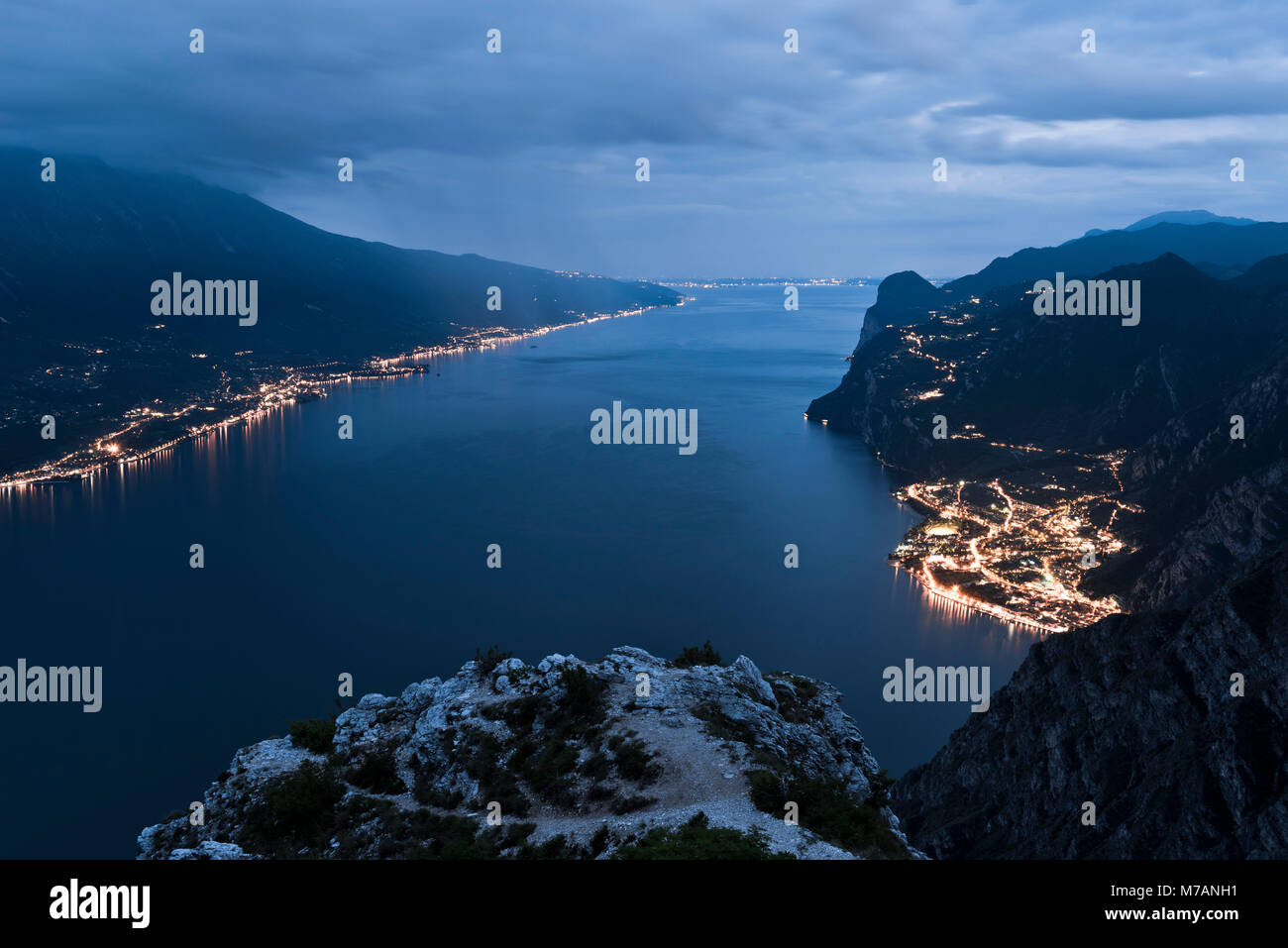 Blick hoch über dem Gardasee in dunklen, Italien Stockfoto
