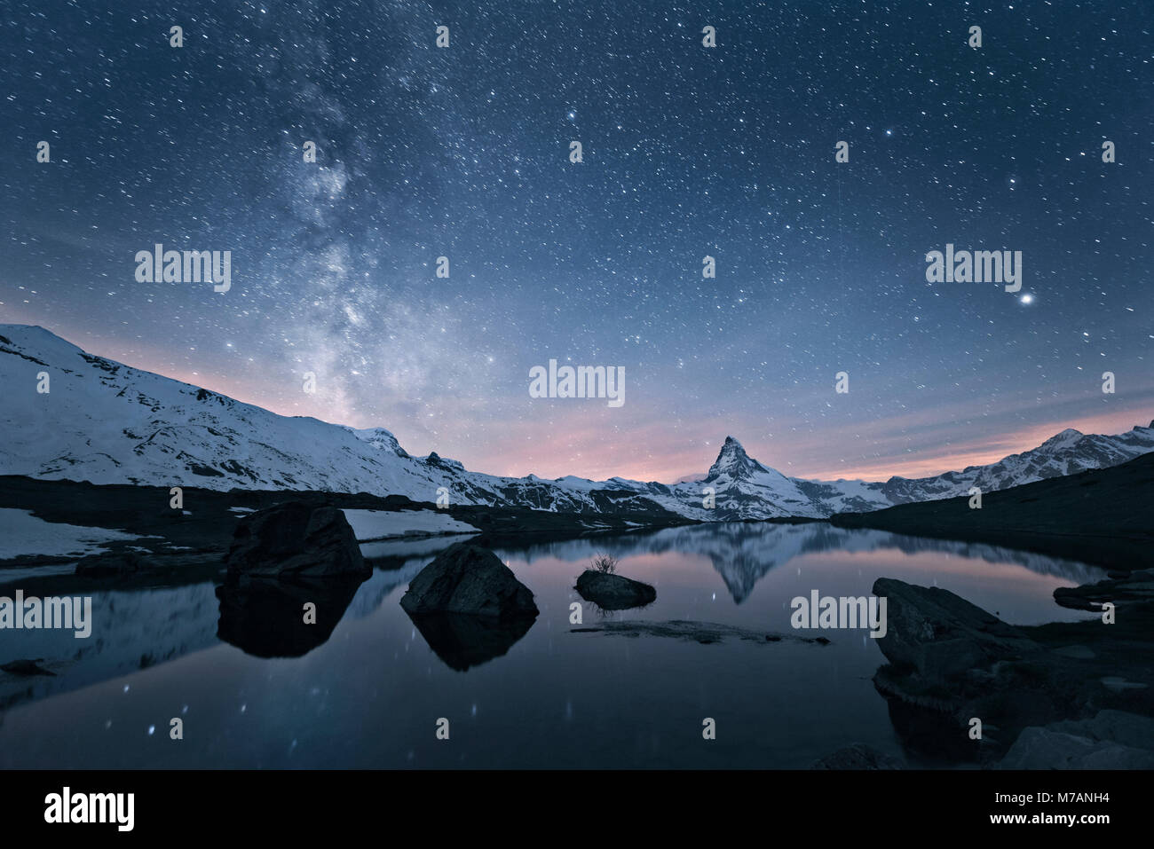 Milchstraße über das Matterhorn (Berg) mit Reflexion in der Stellisee (See), Schweiz Stockfoto