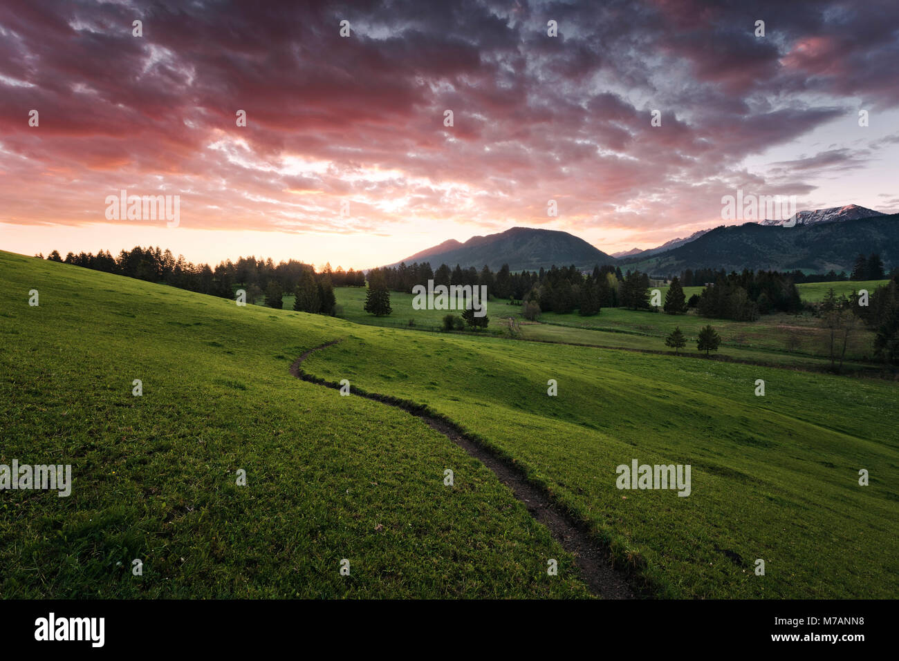 Dramatischer Sonnenaufgang in der Region Allgäu, Bayern, Deutschland Stockfoto