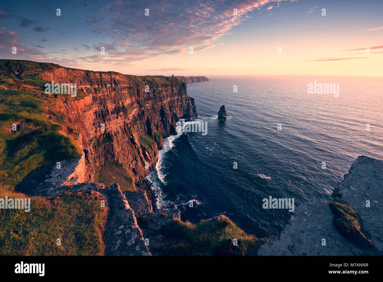 Die Klippen von Moher, rot von der untergehenden Sonne beleuchtete, Irland Stockfoto