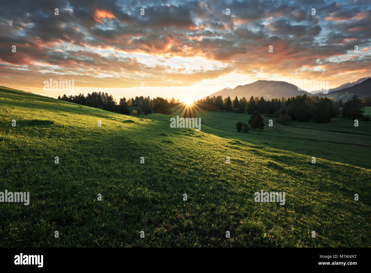 Dramatischer Sonnenaufgang in der Region Allgäu, Bayern, Deutschland Stockfoto