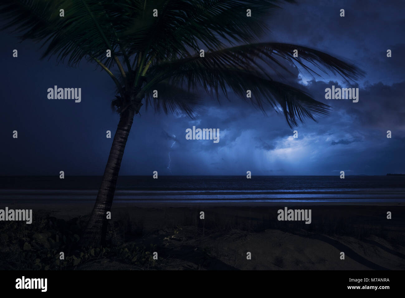 Gewitter mit Blitz über dem Meer im Coco Beach, Insel der Karibik Puerto Rico Stockfoto