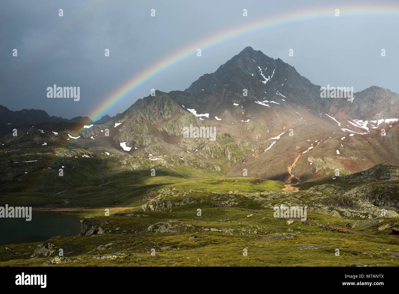 Corno dei Tre Signori mit Regenbogen, von Gavia Pass, Lombardei, Italien gesehen Stockfoto