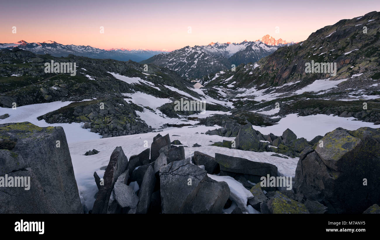 Felsen und Zinnen in der Nähe von Grimselpass, Uri/Bern, Schweiz Stockfoto