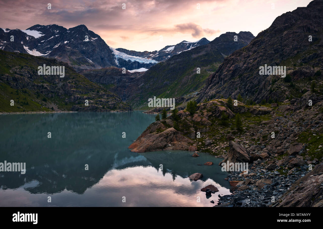 Bacino di Alpe Gera mit Sasso Rosso und Fellaria Gletscher im Val Malenco, Berninagruppe, Sondrio, Lombardei, Italien Stockfoto