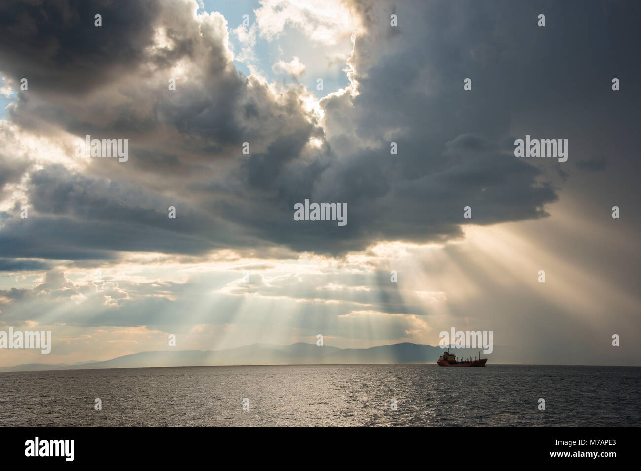 Schiff, bevor die Sonne durch die Wolken über den Amur in Wladiwostok, Russland brechen Stockfoto