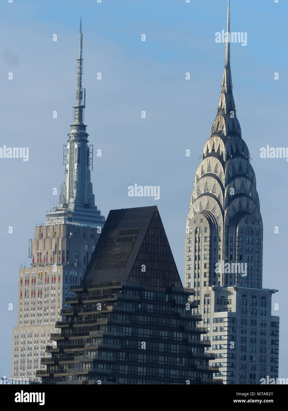 Empire State Building und Chrysler Building fotografiert von Ed Koch Queensboro Bridge. Stockfoto