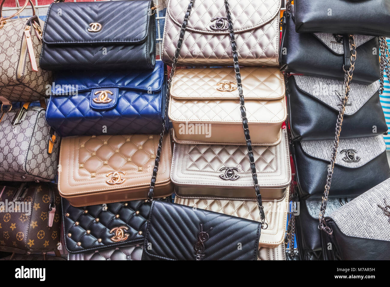 China, Hongkong, Mong Kok, Ladies Market, Anzeige der Damen Handtaschen Stockfoto