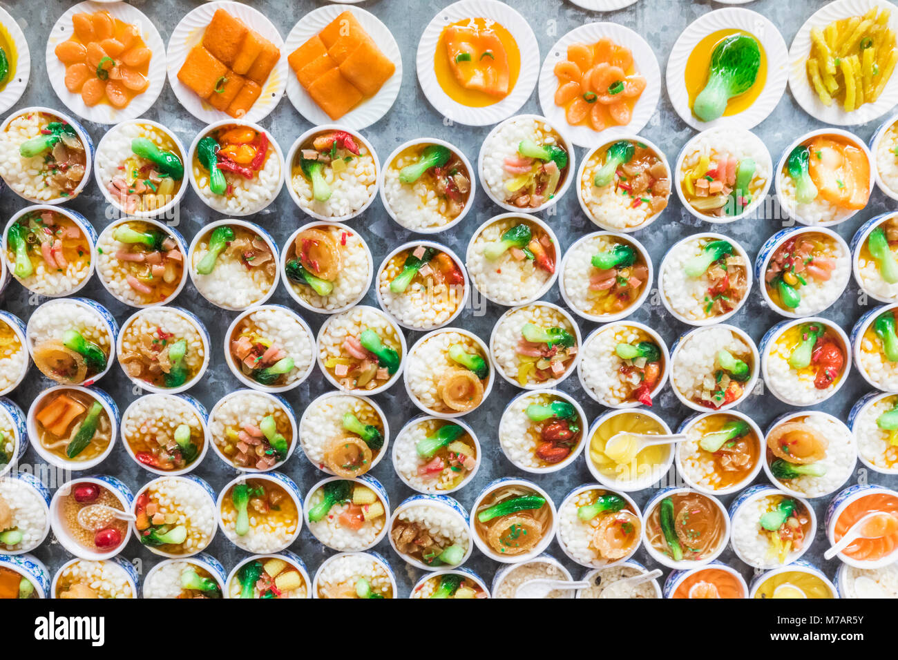 China, Hongkong, Mong Kok, Ladies Market, Anzeige der Souvenir Kühlschrank Magnete der chinesischen Küche Stockfoto