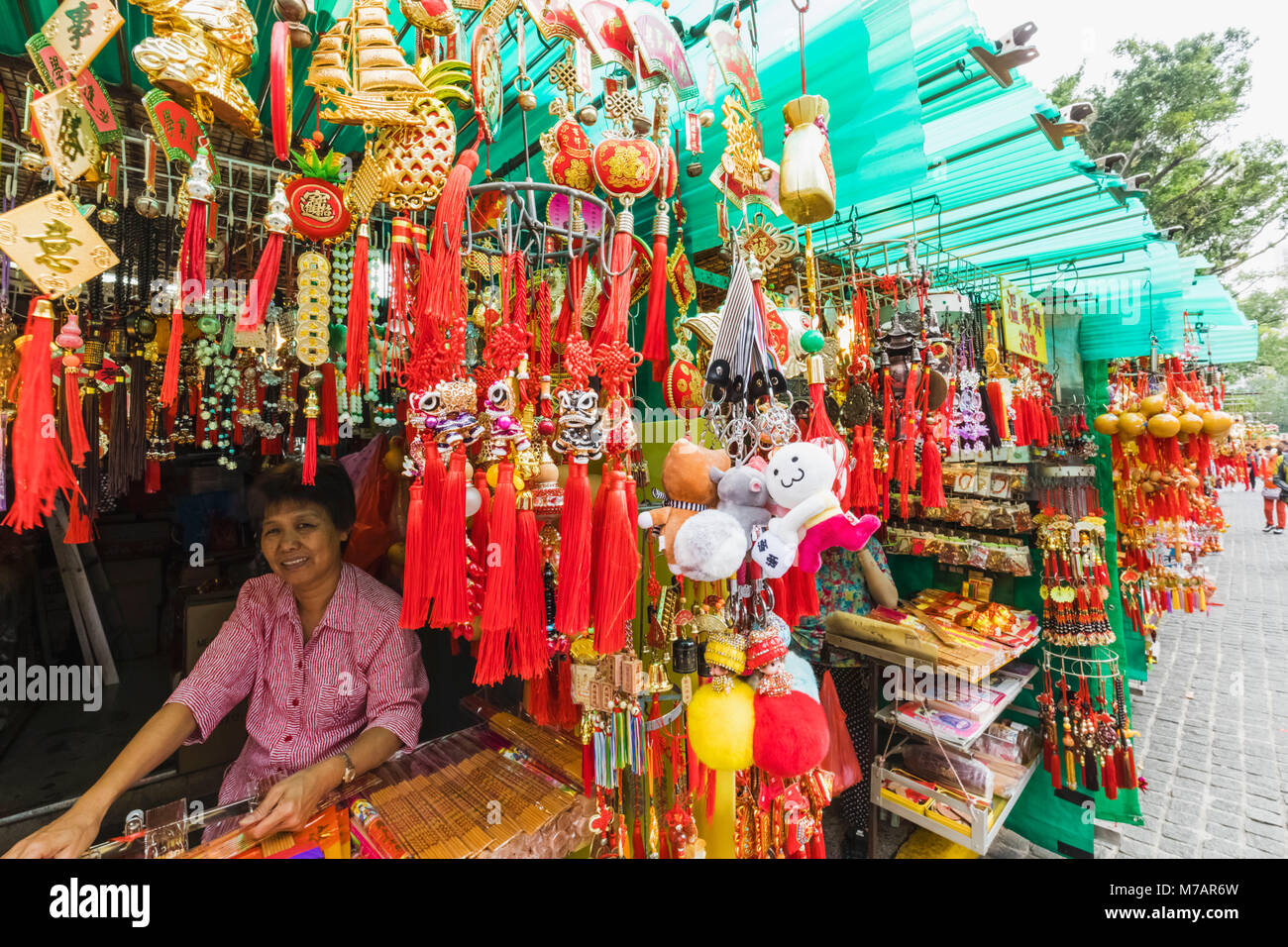 China, Hong Kong, Kowloon, Wong Sai Zinn Tempel, Glücksbringer Shop Anzeige Stockfoto