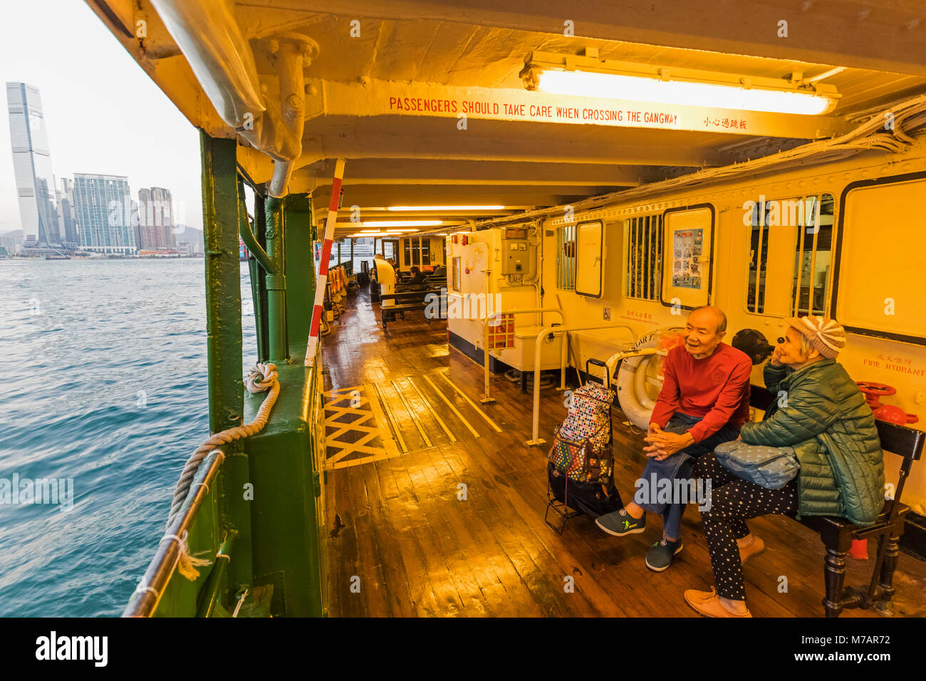 China, Hongkong, ältere Paare an Bord der Star Ferry Stockfoto