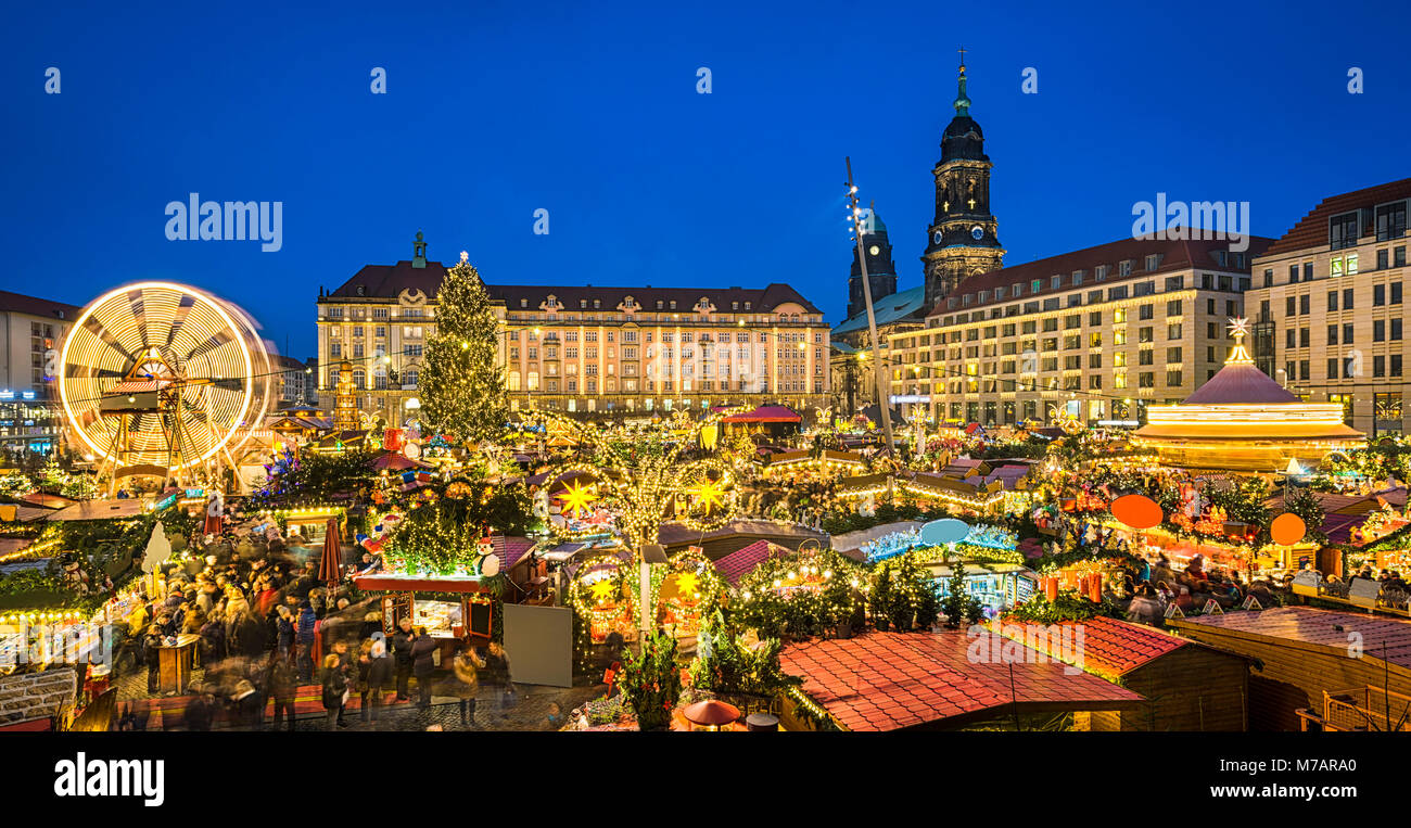 Weihnachtsmarkt in Dresden bei Nacht Stockfoto
