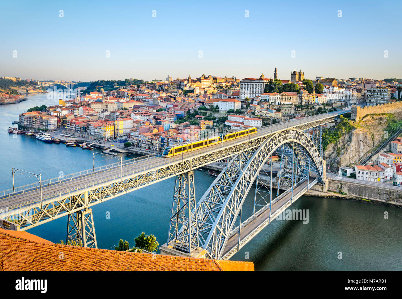 Blick auf die Altstadt von Porto, Portugal mit der Dom Luiz-Brücke Stockfoto