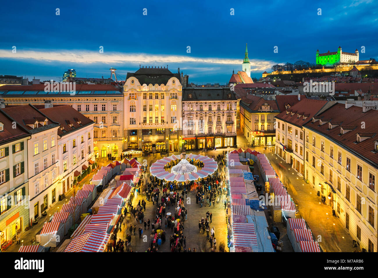 Weihnachtsmarkt in Bratislava, Slowakei bei Nacht Stockfoto