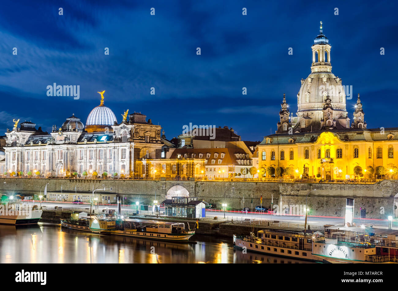 Frauenkirche und der Elbe in der Nacht in Dresden, Deutschland Stockfoto