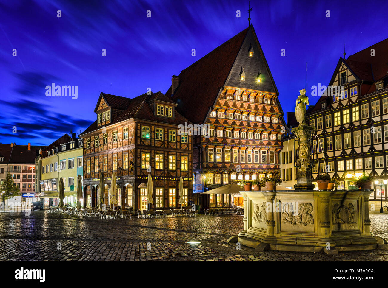 Historischer Marktplatz in Hildesheim, Deutschland bei Nacht Stockfoto