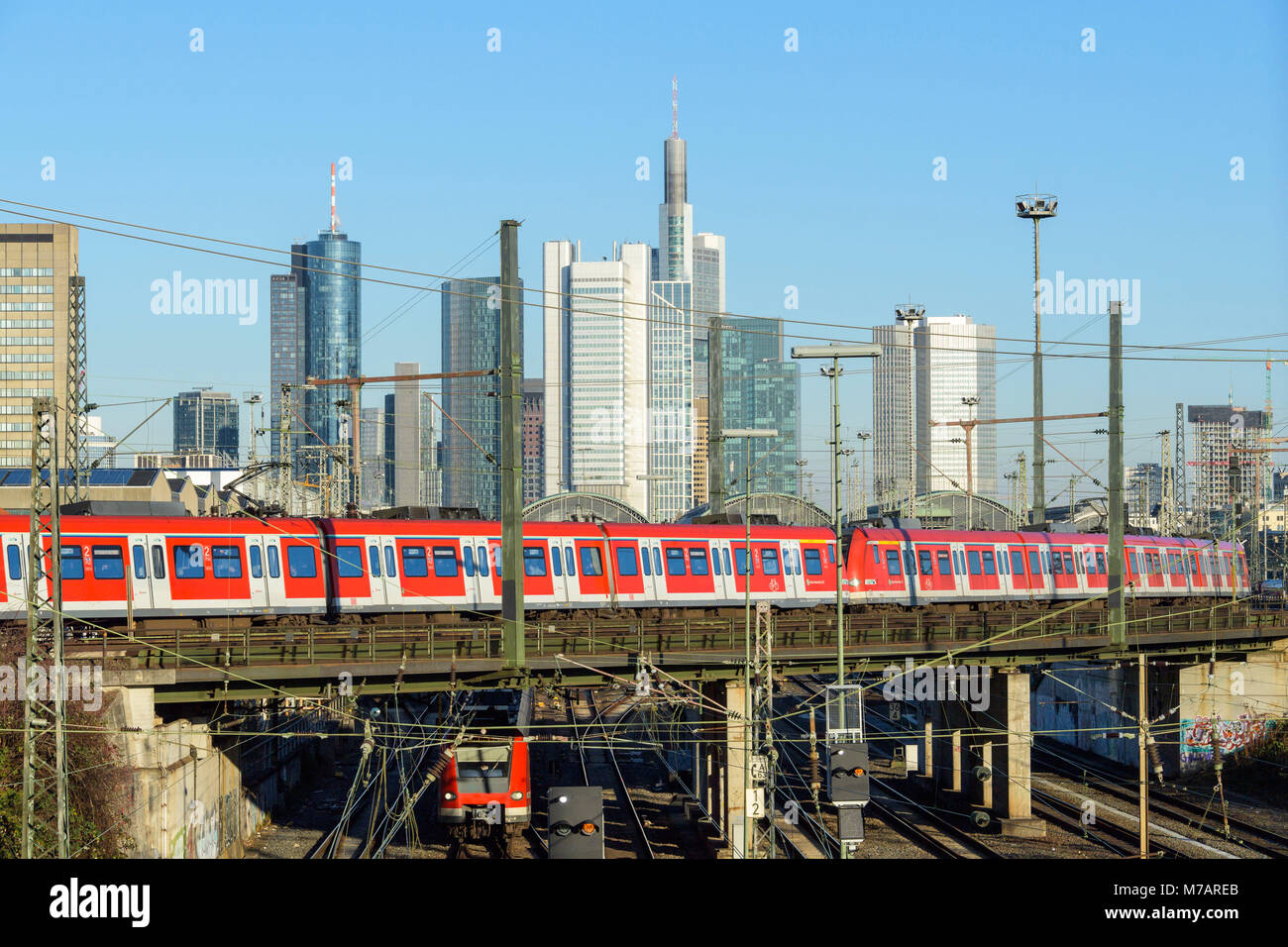 Regionale Zug vor der Skyline, Frankfurt am Main, Hessen, Deutschland Stockfoto