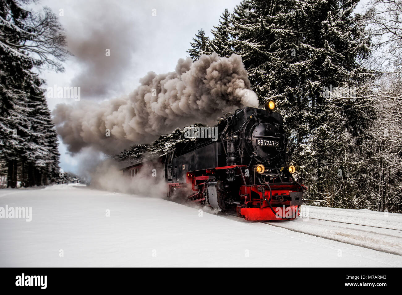 Dampfzug auf dem Weg zum Brocken durch die winterliche Landschaft Stockfoto