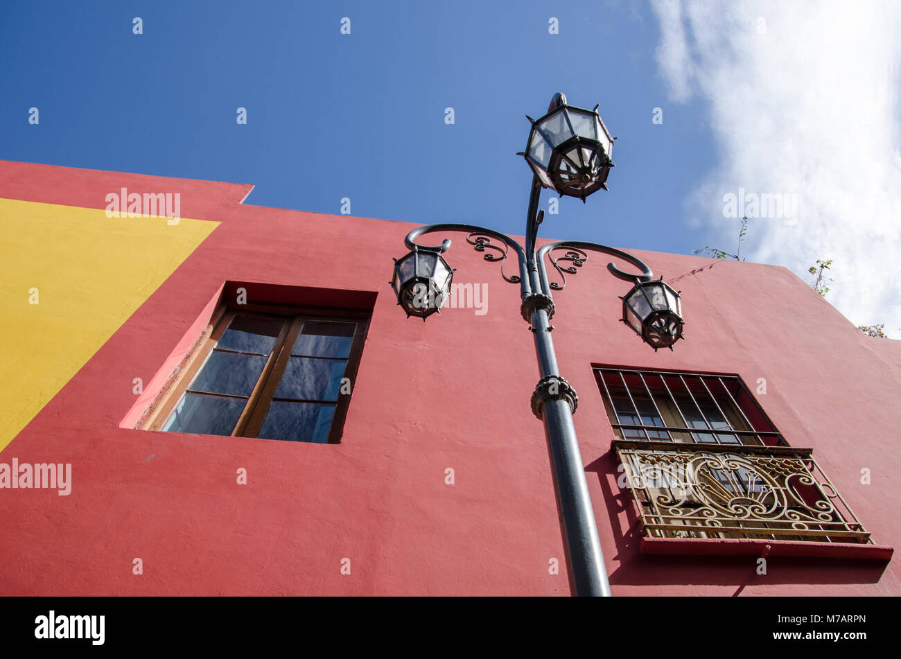 Zu bunten Häuserfassaden mit Straßenlaterne in lebendigen Caminito, Buenos Aires, Argentinien Stockfoto