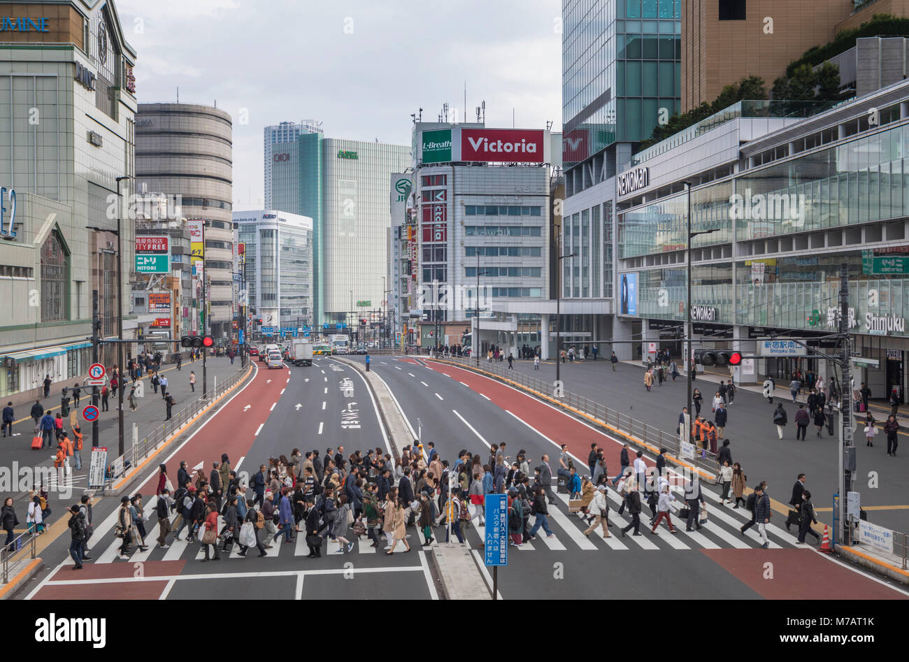 Japan, Tokyo City, Shinjuku District, South Bahnhof Shinjuku, Koshukaido Avenue Stockfoto