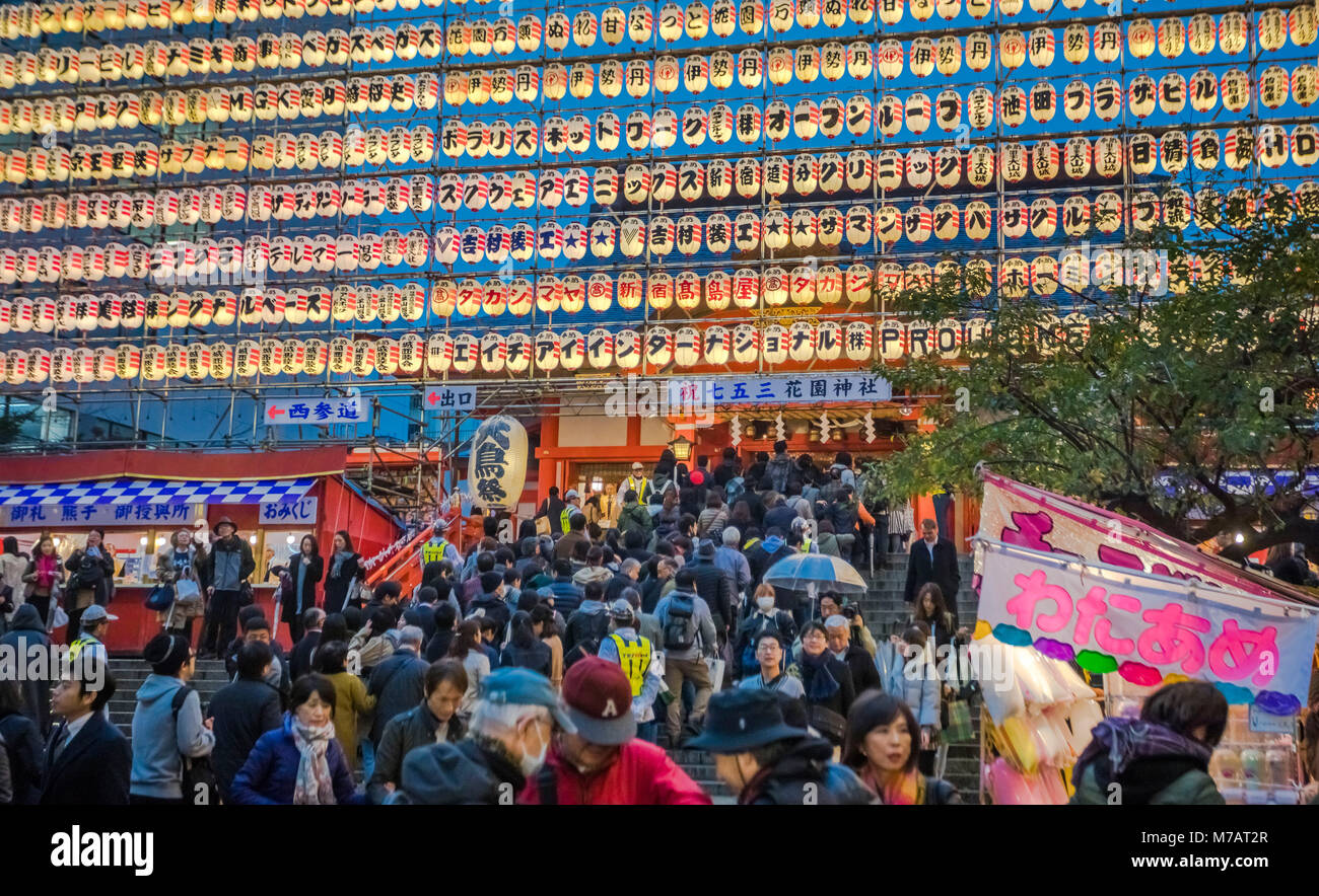 Japan, Tokyo City, Shinjuku district, Tori no Ichi Feier, Hanazono Inari Shinto Schrein Stockfoto