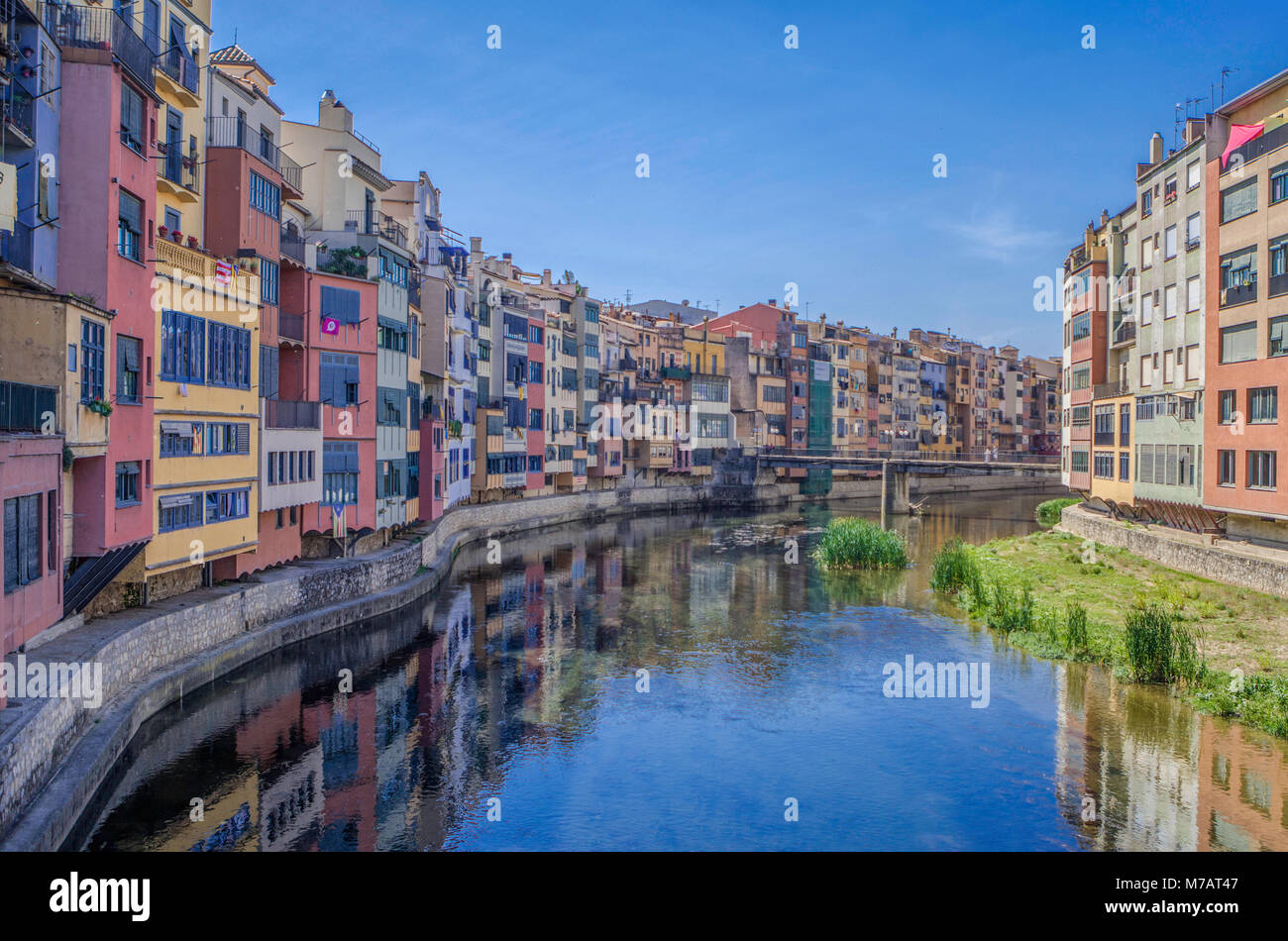 Spanien, Katalonien, Girona, Onyar Fluss, bunte Häuser Stockfoto