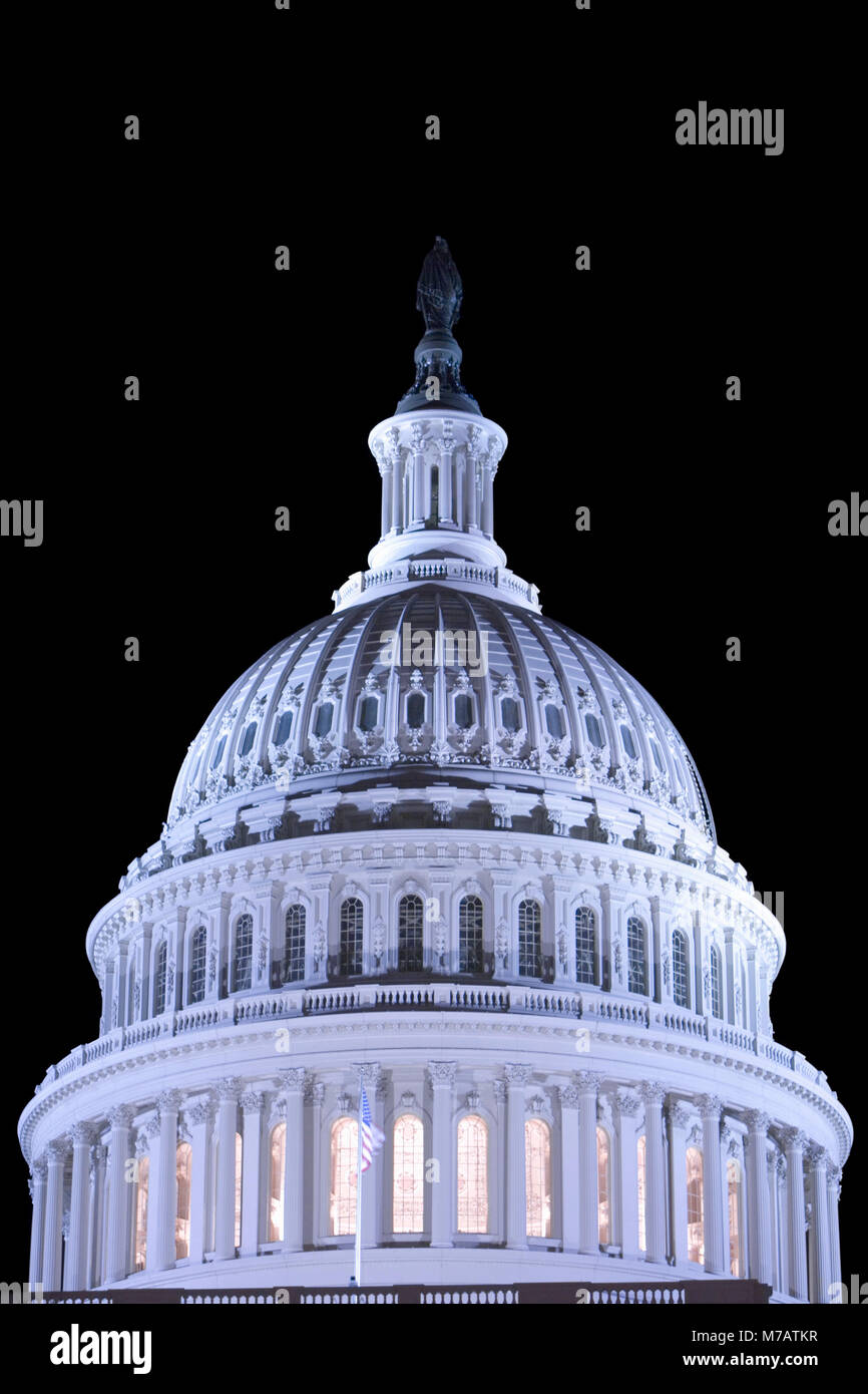 Hohe Schnitt eine Regierung Gebäude nachts beleuchtet, Capitol, Washington DC, USA Stockfoto