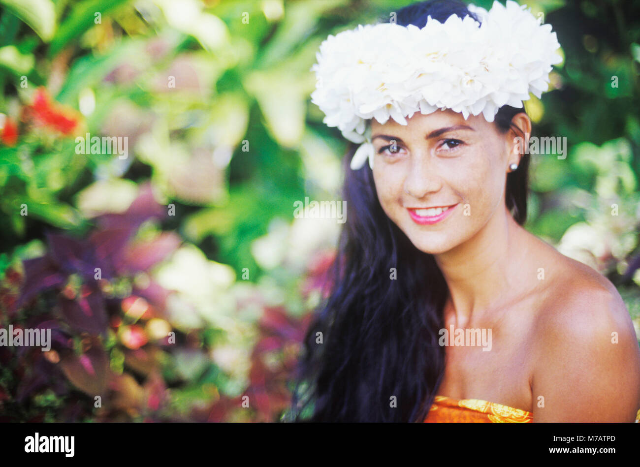 Porträt einer jungen Frau lächelnd, Hawaii, USA Stockfoto