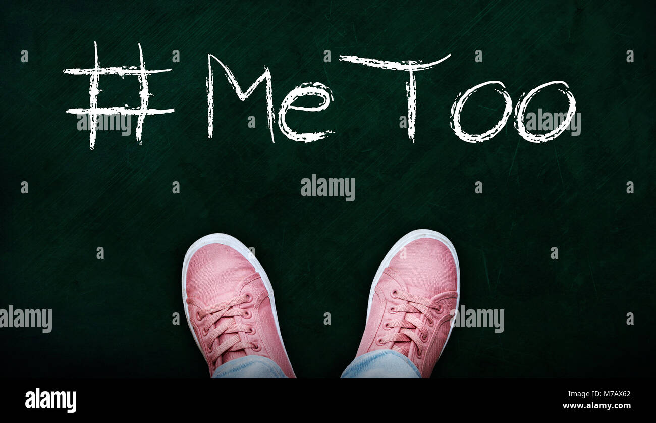 Ein Mädchen in Jeans und rosa Schuhe stehen auf Schiefertafel mit hashtag Mich auch Text. Social media Bewegung auf weit verbreitete Prävalenz von sexuellen Übergriffen und h Stockfoto