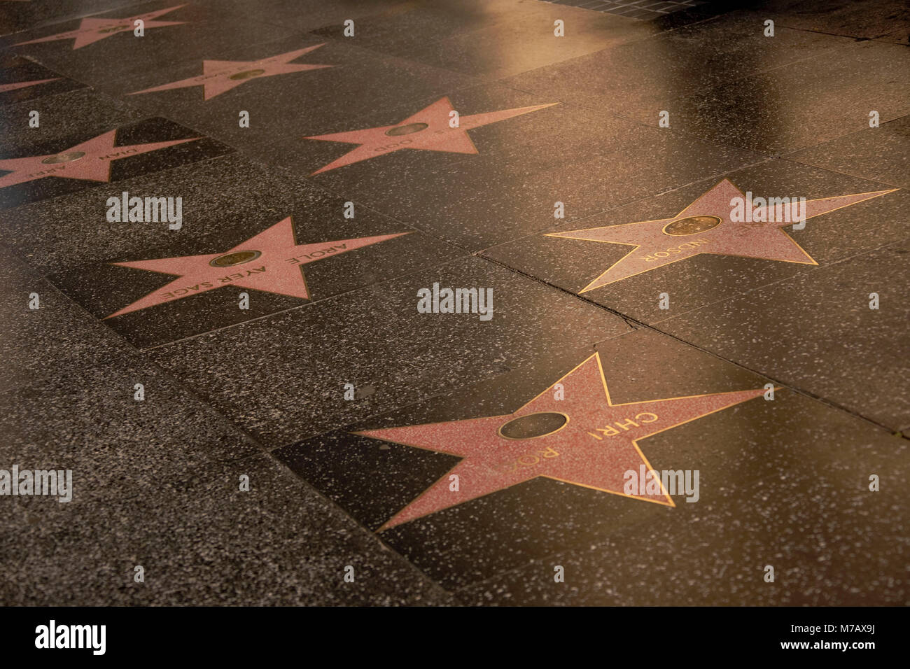 Hohe Betrachtungswinkel von prominenten Namen auf Stars auf dem Bürgersteig, Hollywood Walk of Fame, Hollywood Boulevard, Hollywood, Los Angeles, Kalifornien, USA Stockfoto