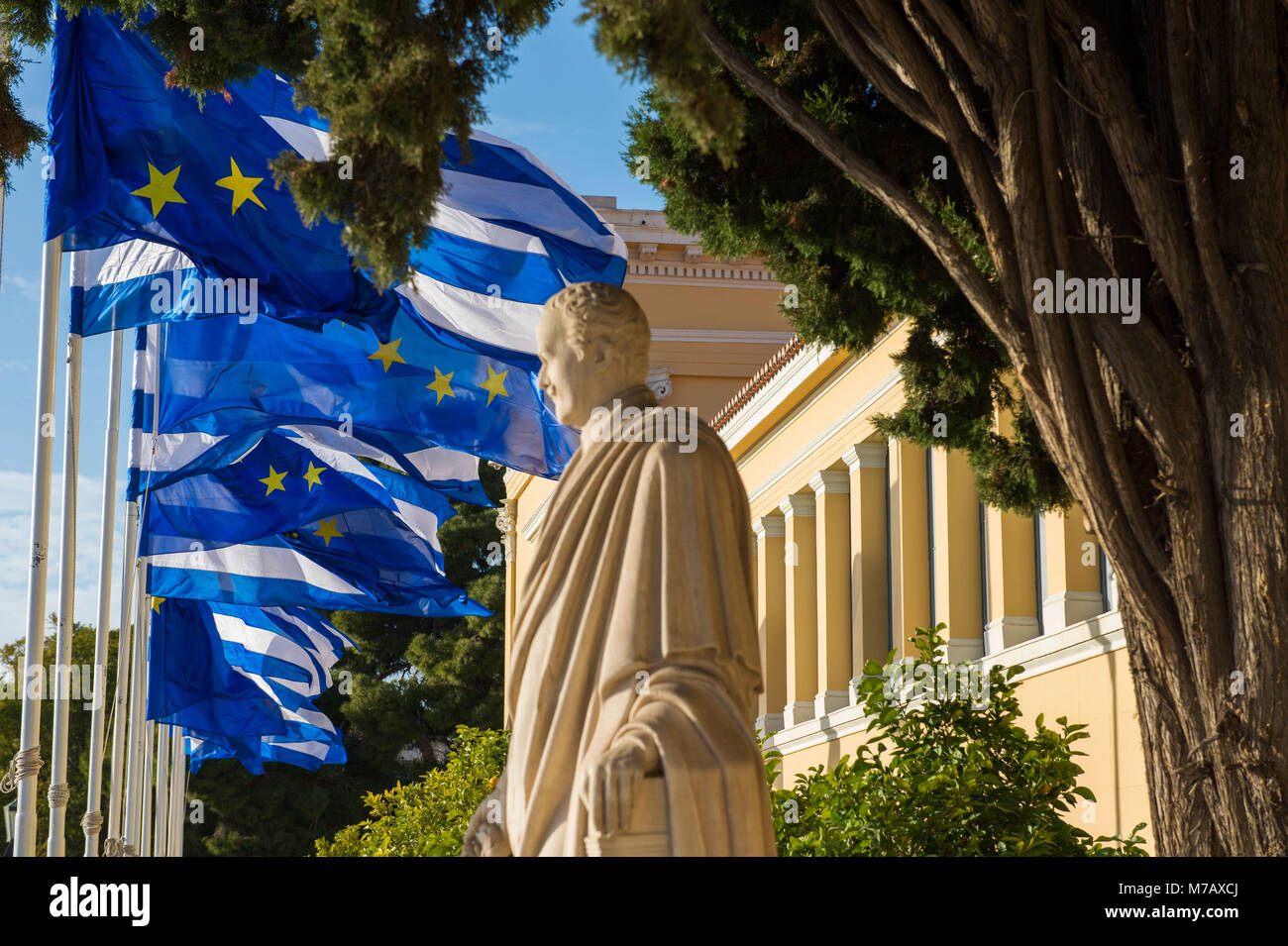 Athen, die griechische und europäische Flaggen, Zappeion Ausstellung und Kongress Halle. Griechenland. Stockfoto