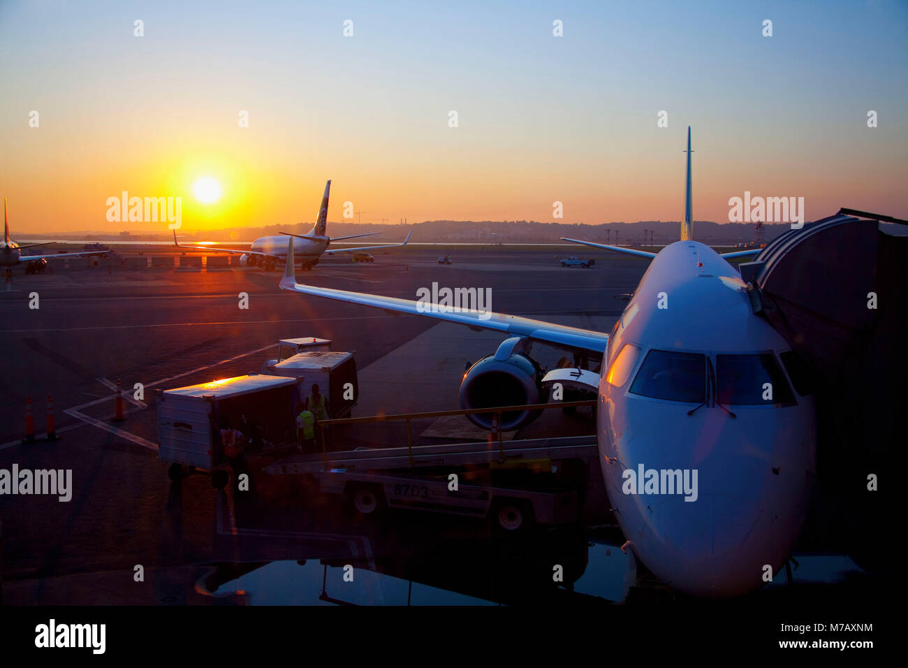 Flugzeuge am Flughafen bei Sonnenuntergang, Ronald Reagan Washington National Airport, Washington DC, USA Stockfoto