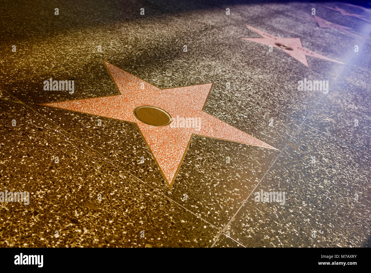 Hohe Betrachtungswinkel von prominenten Namen auf Stars auf dem Bürgersteig, Hollywood Walk of Fame, Hollywood Boulevard, Hollywood, Los Angeles, Kalifornien, USA Stockfoto