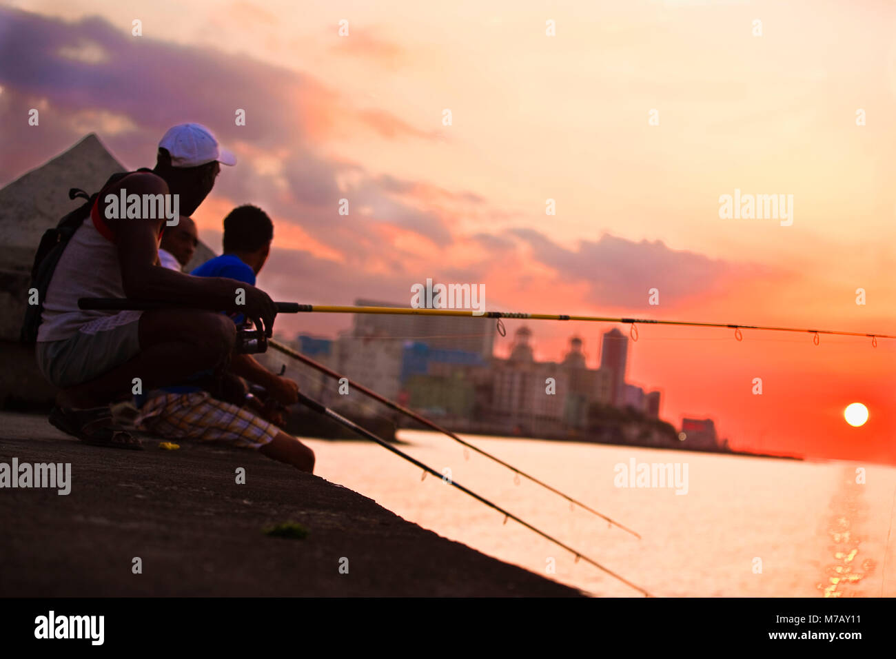 Zwei Männer angeln im Meer, Malecon, Havanna, Kuba Stockfoto