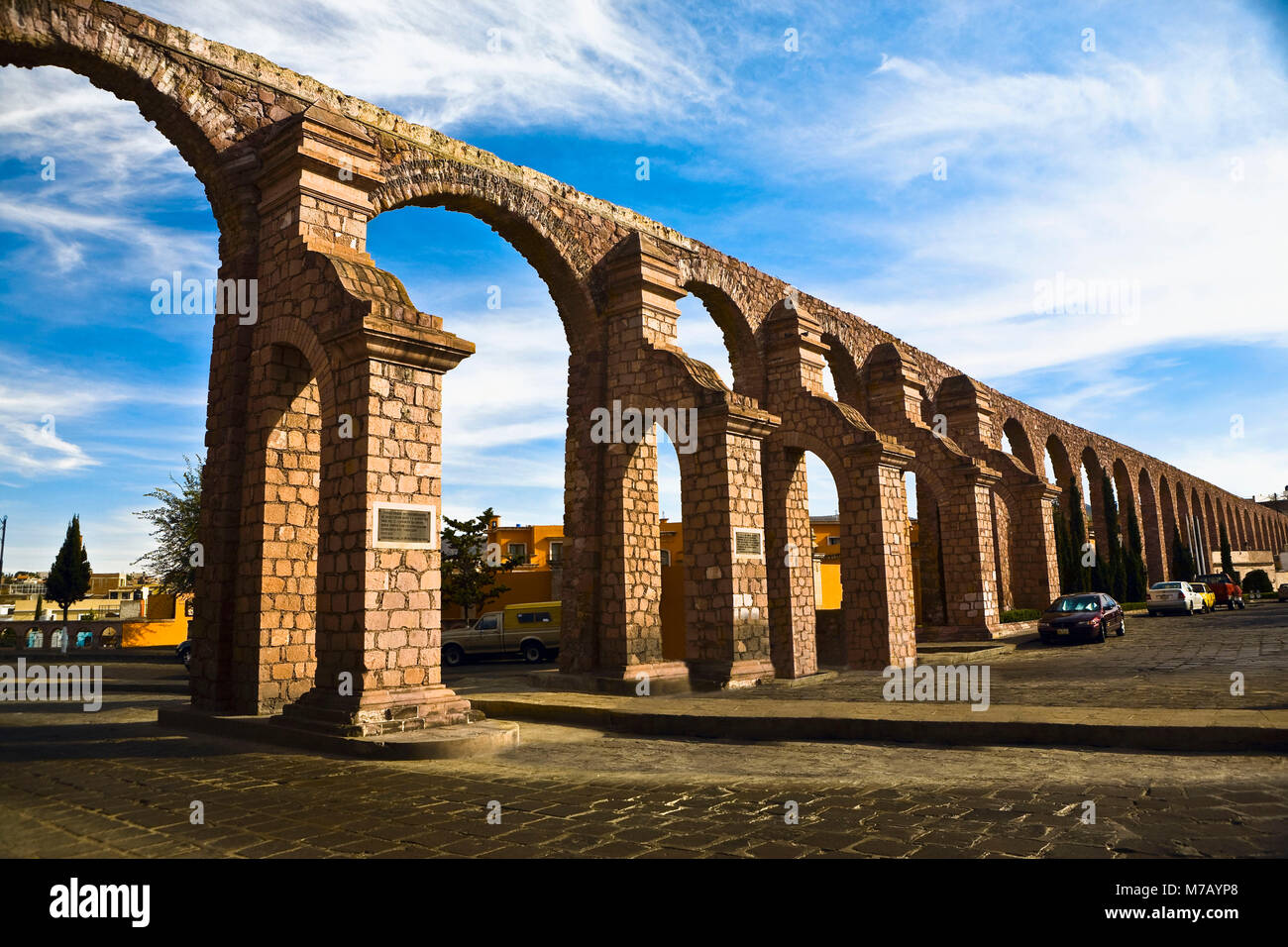 Autos in der Nähe von einem Aquädukt geparkt, Zacatecas, Mexiko Stockfoto
