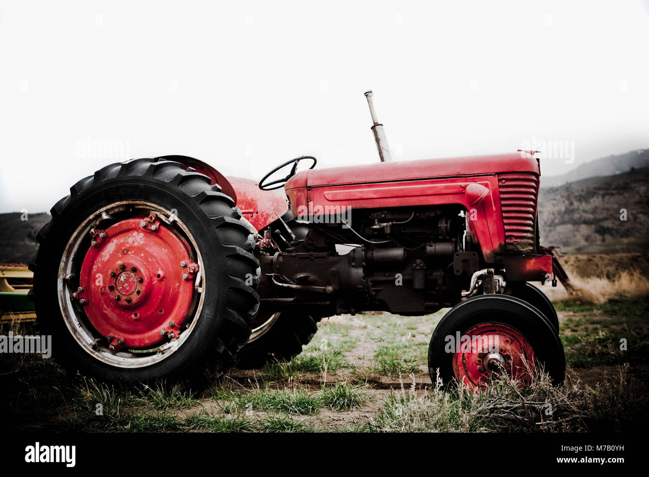 Traktor in einem Feld, Montana, USA Stockfoto