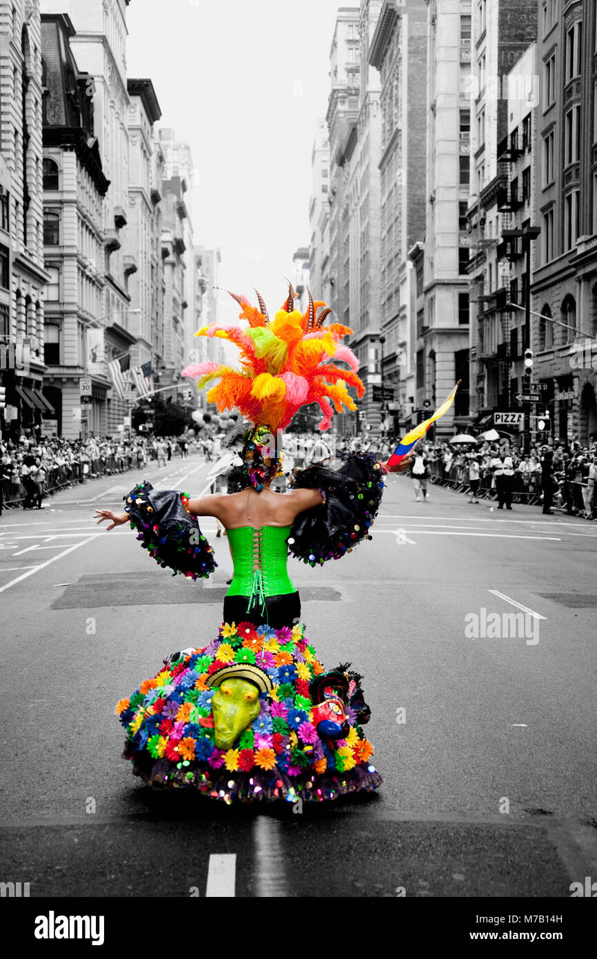 Gay Mann tanzen in eine Gay Pride Parade, New York City, New York State, USA Stockfoto