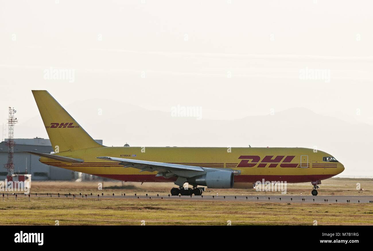 Richmond, Kanada. 04. Juli 2011. Eine Boeing 767 (767-200 SF) bei DHL Express livery ab, Vancouver International Airport. Der cargo Jet unter Vertrag ist von ABX Air für DHL USA betrieben. DHL Express ist eine Abteilung von Deutsche Post DHL. (Bild: © bayne Stanley/ZUMApress.com) Stockfoto