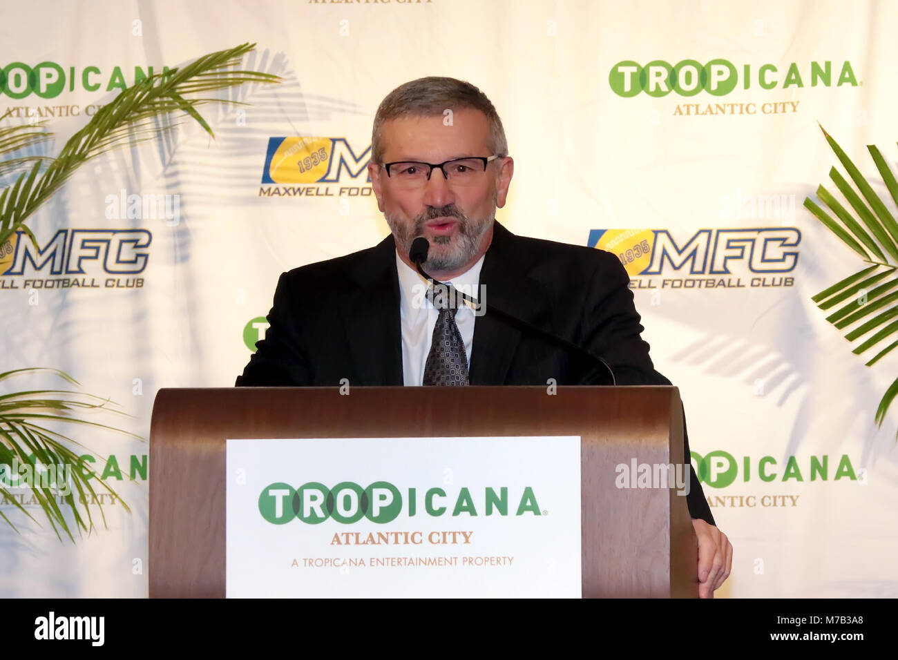 Atlantic City, NJ, USA. 9 Mär, 2018. Tony Rodio, Präsident und CEO von Tropicana Atlantic City begrüßt die Preisträger und die Medien an die Maxwell Football Club Gala Pressekonferenz am Freitag, den 9. März 2018 im Tropicana Atlantic City, NJ Credit: Donald Kravitz/ZUMA Draht/Alamy Leben Nachrichten gehalten Stockfoto