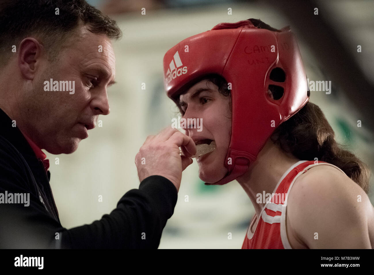 Oxford, UK. 9. März, 2018. Emma Baghurst (Rot, Cambs) Frauen Boxer konkurrieren in Oxford gegen Cambridge. 111 Varsity Boxkampf in Oxford Rathaus. Credit: Guy Corbishley/Alamy leben Nachrichten Stockfoto